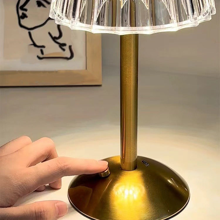 Lampe de table LED USB moderne de luxe en métal et acrylique en forme de cône avec base incurvée pour chambre 