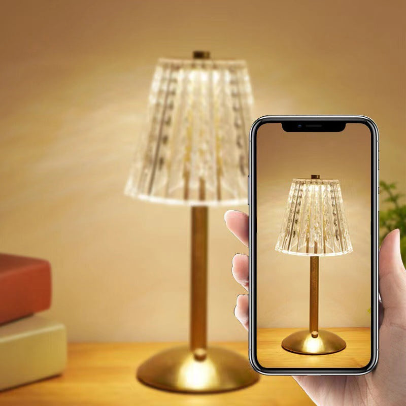 Lampe de table LED USB moderne de luxe en métal et acrylique en forme de cône avec base incurvée pour chambre 