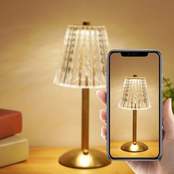 Lampe de table LED USB moderne de luxe en métal et acrylique en forme de cône avec base incurvée pour chambre 