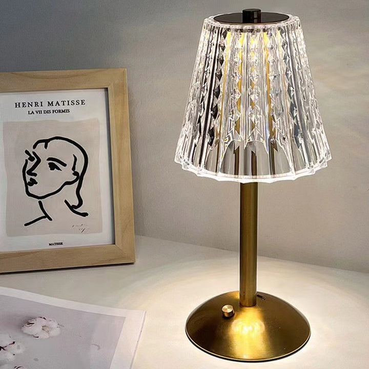 Lampe de table LED USB moderne de luxe en métal et acrylique en forme de cône avec base incurvée pour chambre 