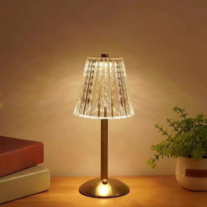 Lampe de table LED USB moderne de luxe en métal et acrylique en forme de cône avec base incurvée pour chambre 