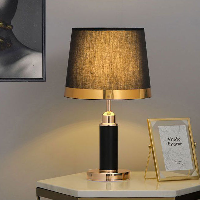 Moderne Luxus Tischlampe mit Trommelform Zylinderbasis Hardware Stoff 1-Licht für Schlafzimmer 