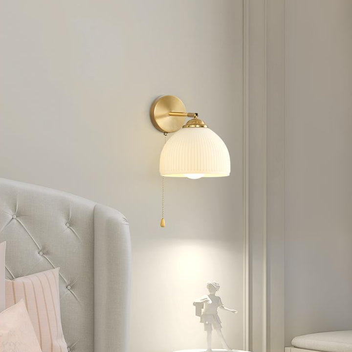 Interruptor de tirón tradicional francés, cúpula giratoria, pantalla de vidrio medio plisado, lámpara de pared de hierro de 1 luz para sala de estar 