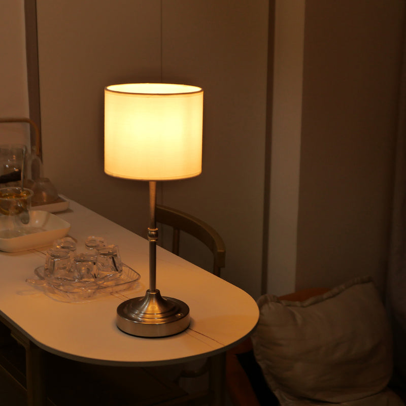 Moderne minimalistische Zylinderform Stoffeisen 1-Licht Tischlampe für das Schlafzimmer 