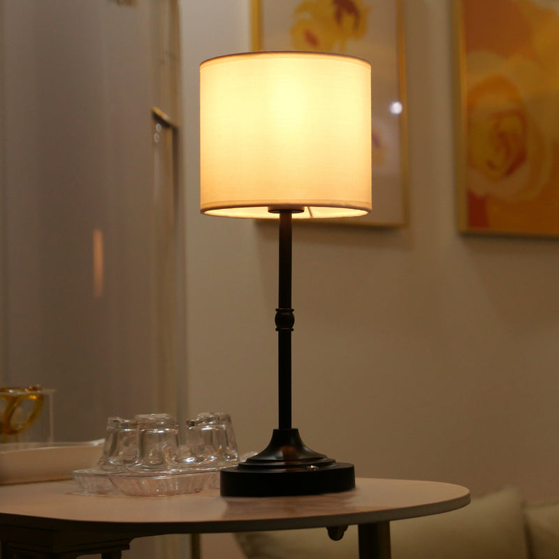 Moderne minimalistische Zylinderform Stoffeisen 1-Licht Tischlampe für das Schlafzimmer 