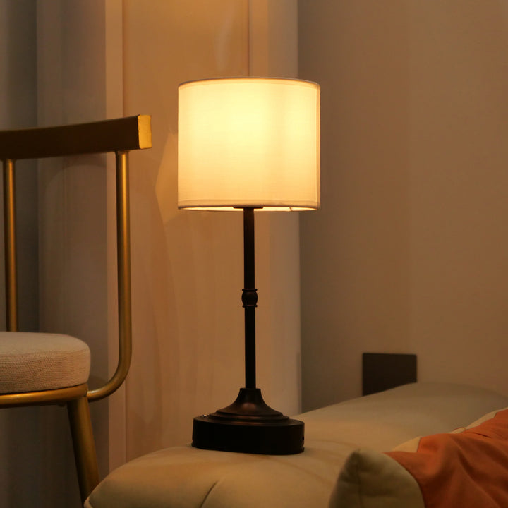 Moderne minimalistische Zylinderform Stoffeisen 1-Licht Tischlampe für das Schlafzimmer 