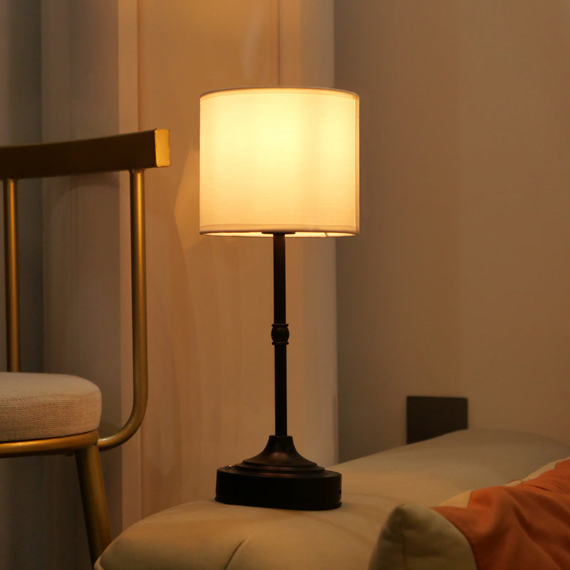 Moderne minimalistische Zylinderform Stoffeisen 1-Licht Tischlampe für das Schlafzimmer 