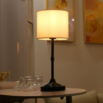 Moderne minimalistische Zylinderform Stoffeisen 1-Licht Tischlampe für das Schlafzimmer 