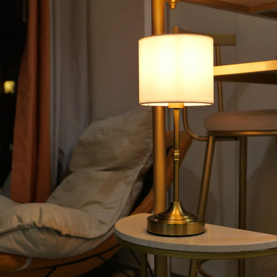 Moderne minimalistische Zylinderform Stoffeisen 1-Licht Tischlampe für das Schlafzimmer 