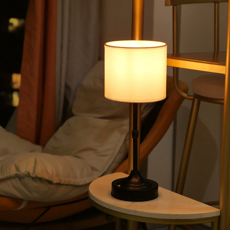 Moderne minimalistische Zylinderform Stoffeisen 1-Licht Tischlampe für das Schlafzimmer 