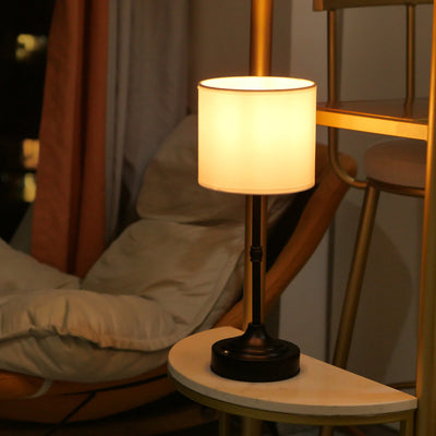 Moderne minimalistische Zylinderform Stoffeisen 1-Licht Tischlampe für das Schlafzimmer 