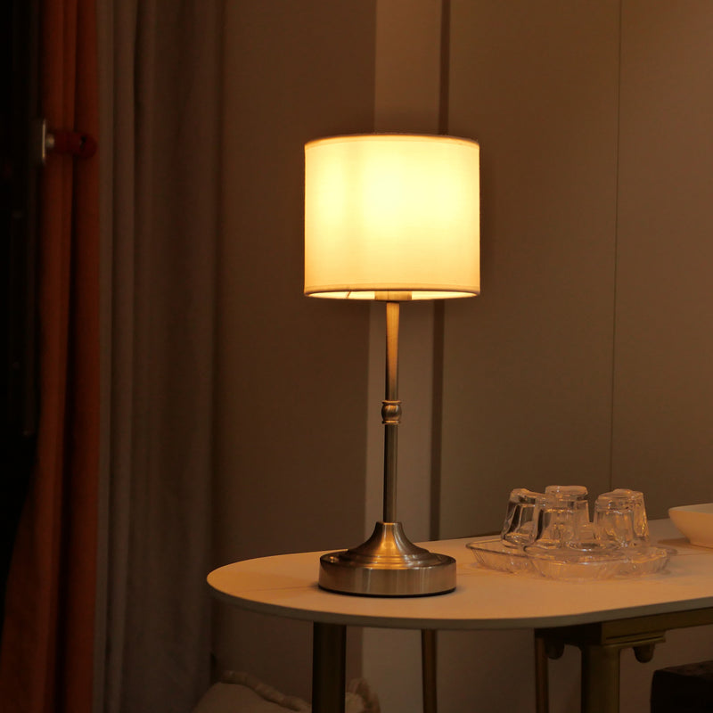 Moderne minimalistische Zylinderform Stoffeisen 1-Licht Tischlampe für das Schlafzimmer 