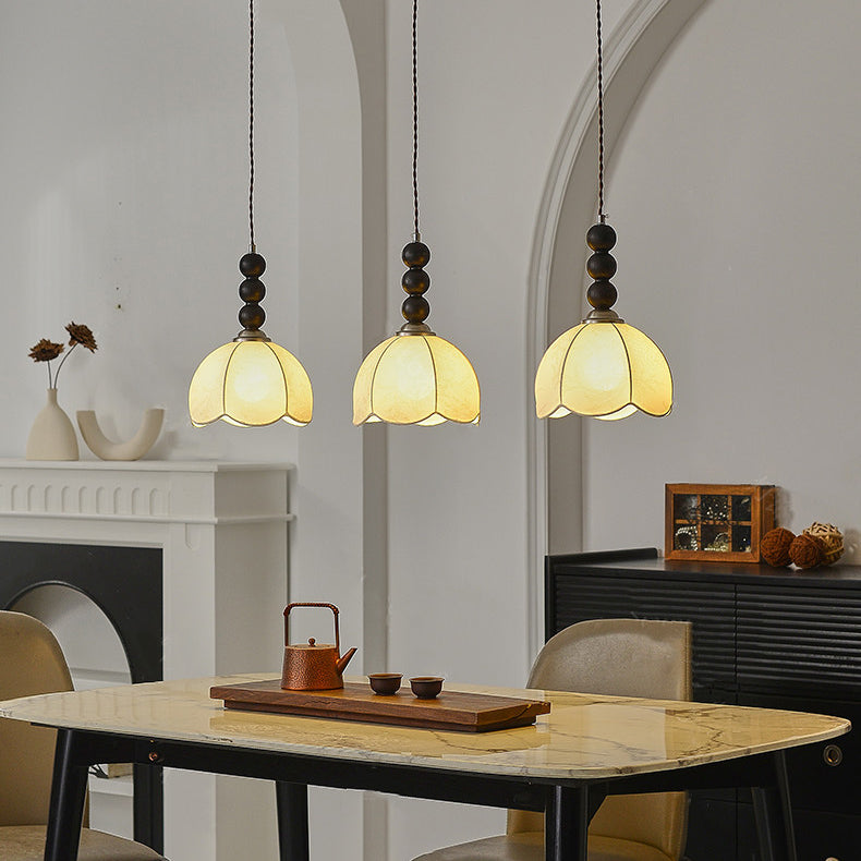 Suspension lumineuse à 1 ampoule en tissu pétale rétro contemporain et boule en bois pour le salon 