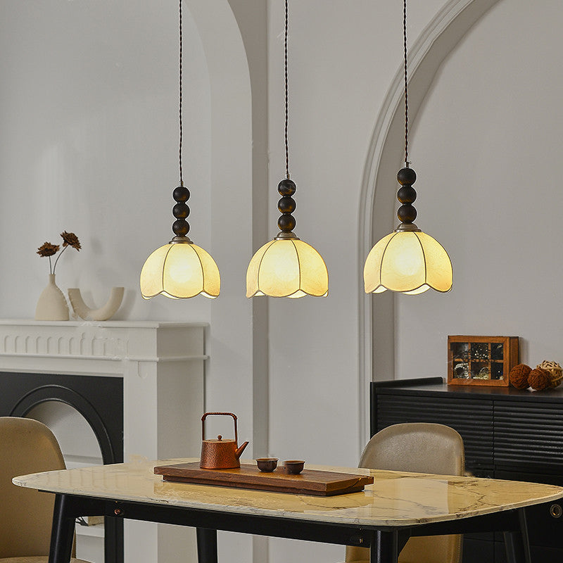 Suspension lumineuse à 1 ampoule en tissu pétale rétro contemporain et boule en bois pour le salon 