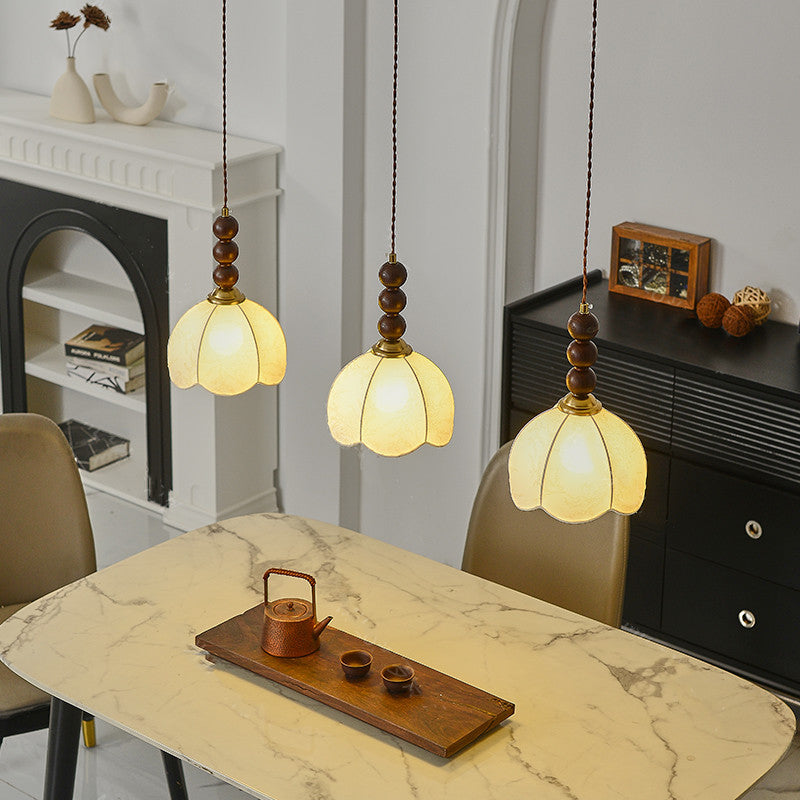Suspension lumineuse à 1 ampoule en tissu pétale rétro contemporain et boule en bois pour le salon 