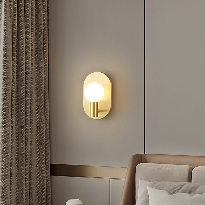 Applique murale contemporaine nordique ovale en laiton avec boule en verre à 1 lumière pour couloir 