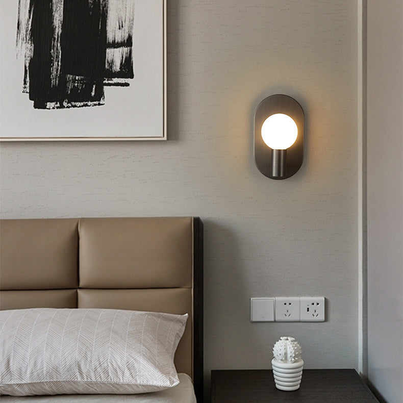 Applique murale contemporaine nordique ovale en laiton avec boule en verre à 1 lumière pour couloir 