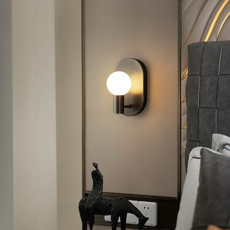 Applique murale contemporaine nordique ovale en laiton avec boule en verre à 1 lumière pour couloir 
