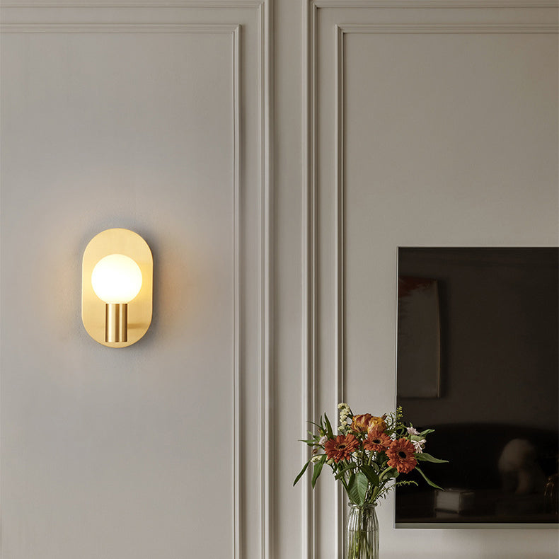 Applique murale contemporaine nordique ovale en laiton avec boule en verre à 1 lumière pour couloir 