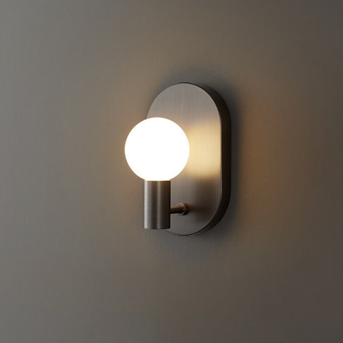 Applique murale contemporaine nordique ovale en laiton avec boule en verre à 1 lumière pour couloir 