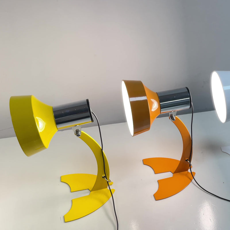 Moderne minimalistische USB-verstellbare Tischlampe aus Eisen mit Kegelform und Fischschwanz-LED für das Schlafzimmer 