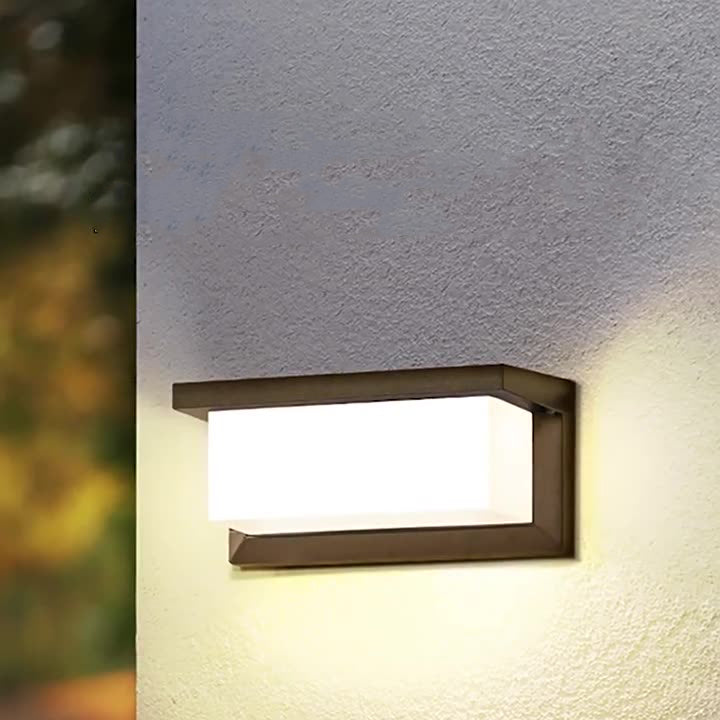 مصباح حائط LED مستطيل مقاوم للماء من الألومنيوم بتصميم حديث وبسيط للفناء الخارجي 