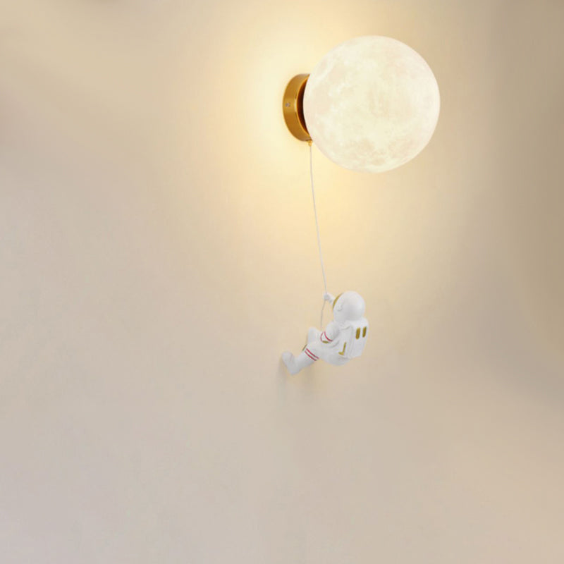 Zeitgenössische kreative Kinder Astronaut 3D Mond Silikonharz Aluminium 1-Licht Wandleuchte für das Schlafzimmer 