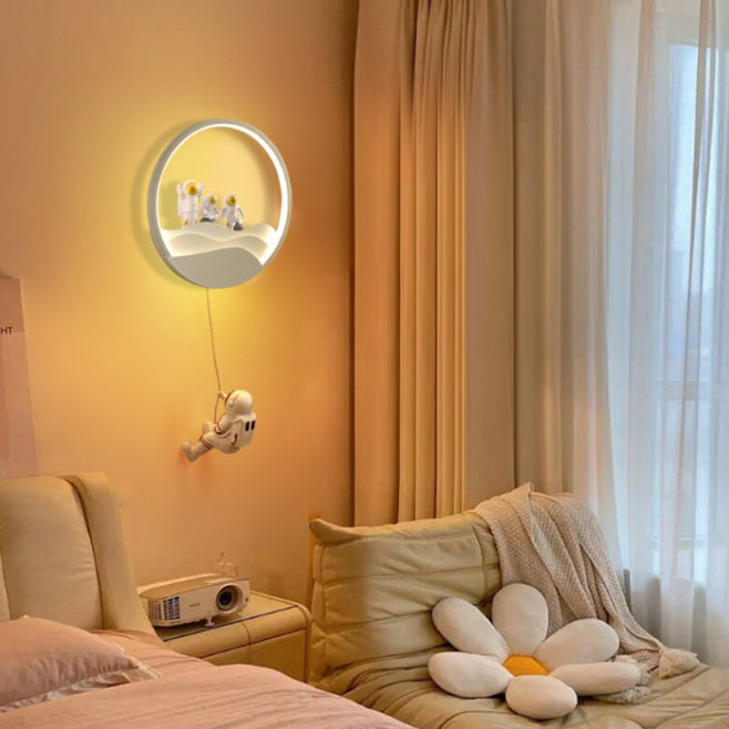 مصباح حائط LED من الألومنيوم والسيليكون والراتنج للأطفال المبدعين المعاصرين بتصميم رائد فضاء مع دوران وخسوف قمري لغرفة النوم 