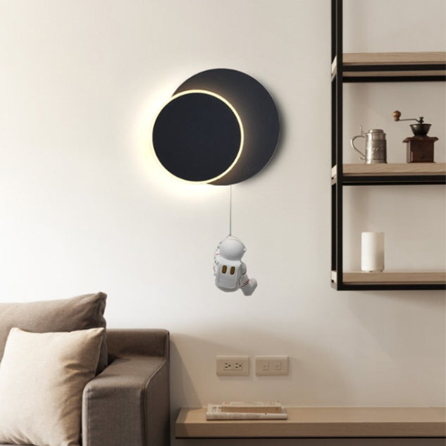 مصباح حائط LED من الألومنيوم والسيليكون والراتنج للأطفال المبدعين المعاصرين بتصميم رائد فضاء مع دوران وخسوف قمري لغرفة النوم 