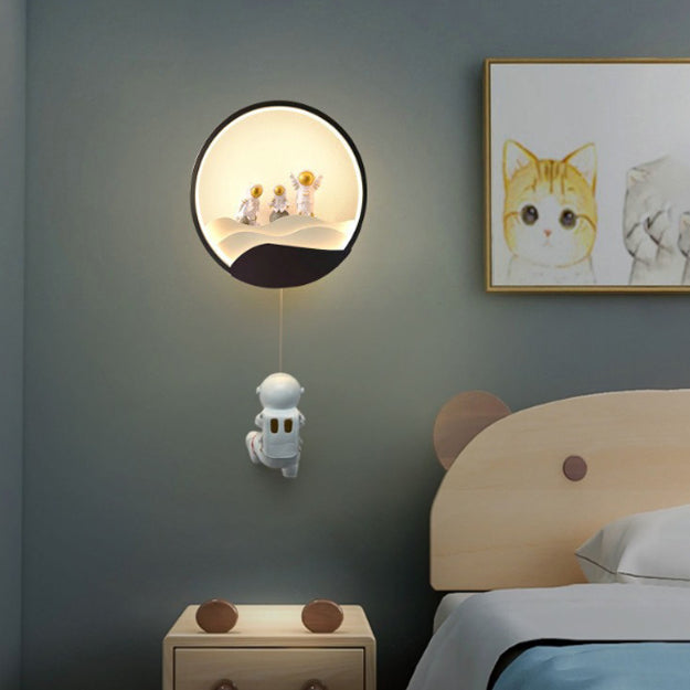 مصباح حائط LED من الألومنيوم والسيليكون والراتنج للأطفال المبدعين المعاصرين بتصميم رائد فضاء مع دوران وخسوف قمري لغرفة النوم 