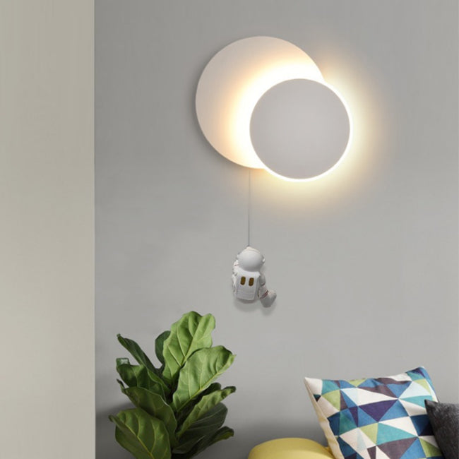 مصباح حائط LED من الألومنيوم والسيليكون والراتنج للأطفال المبدعين المعاصرين بتصميم رائد فضاء مع دوران وخسوف قمري لغرفة النوم 