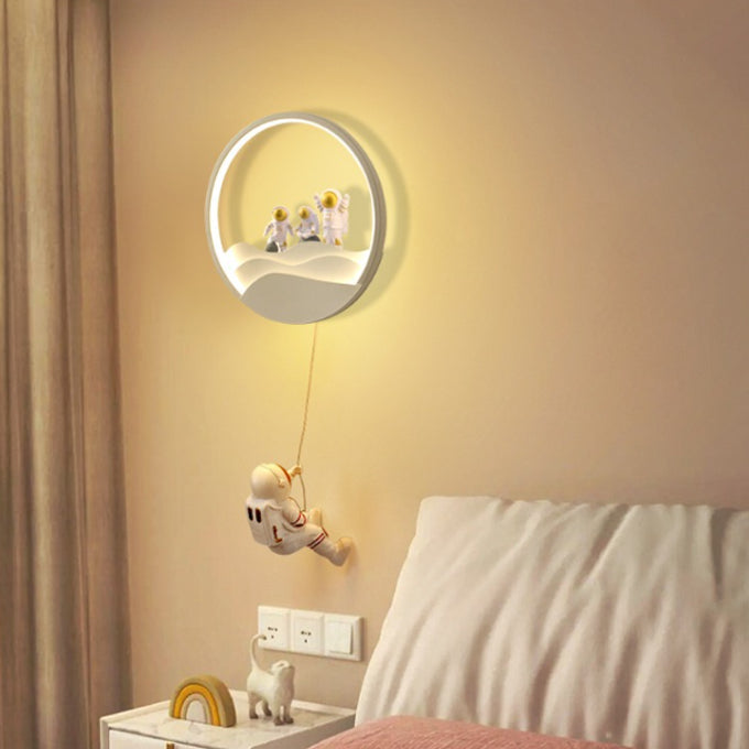 مصباح حائط LED من الألومنيوم والسيليكون والراتنج للأطفال المبدعين المعاصرين بتصميم رائد فضاء مع دوران وخسوف قمري لغرفة النوم 