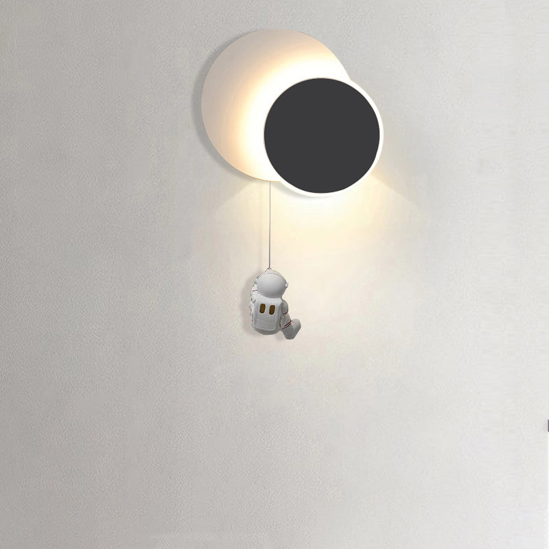 مصباح حائط LED من الألومنيوم والسيليكون والراتنج للأطفال المبدعين المعاصرين بتصميم رائد فضاء مع دوران وخسوف قمري لغرفة النوم 
