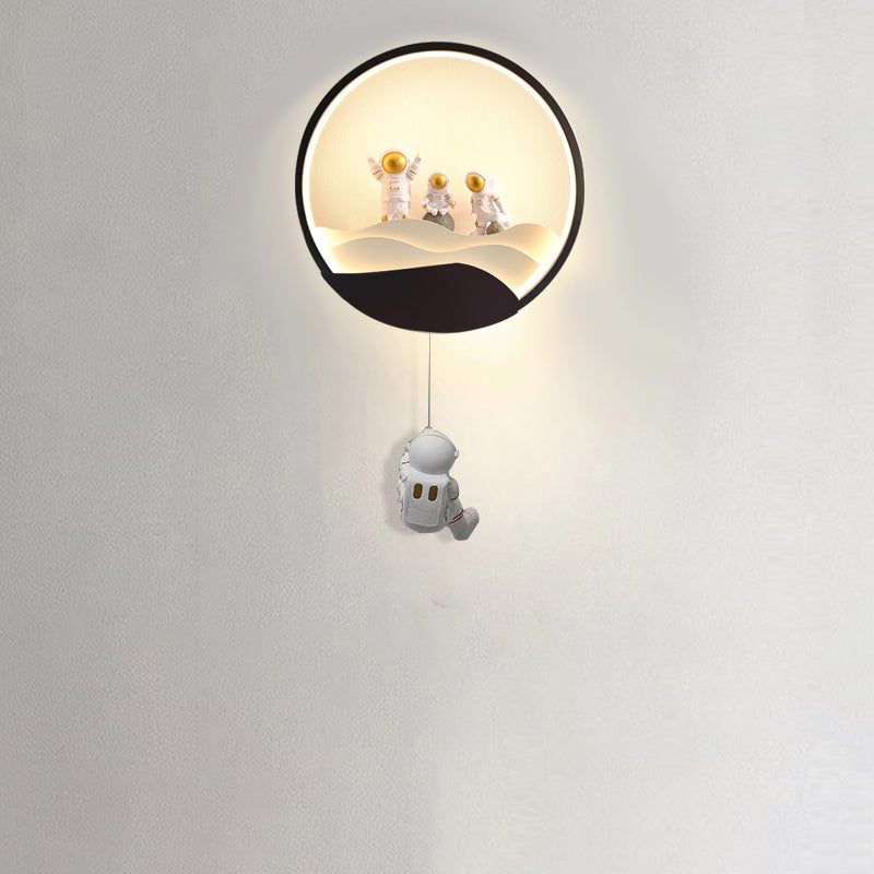 مصباح حائط LED من الألومنيوم والسيليكون والراتنج للأطفال المبدعين المعاصرين بتصميم رائد فضاء مع دوران وخسوف قمري لغرفة النوم 