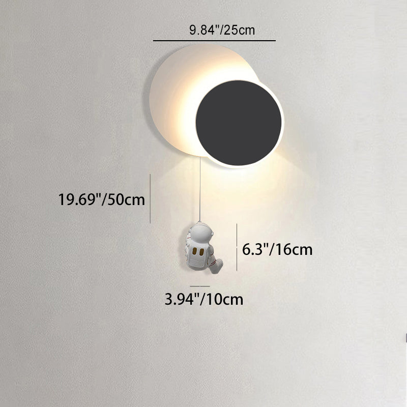 مصباح حائط LED من الألومنيوم والسيليكون والراتنج للأطفال المبدعين المعاصرين بتصميم رائد فضاء مع دوران وخسوف قمري لغرفة النوم 