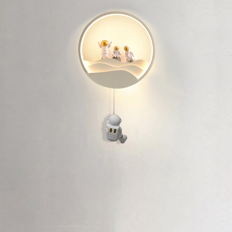 مصباح حائط LED من الألومنيوم والسيليكون والراتنج للأطفال المبدعين المعاصرين بتصميم رائد فضاء مع دوران وخسوف قمري لغرفة النوم 
