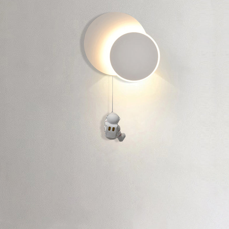 مصباح حائط LED من الألومنيوم والسيليكون والراتنج للأطفال المبدعين المعاصرين بتصميم رائد فضاء مع دوران وخسوف قمري لغرفة النوم 
