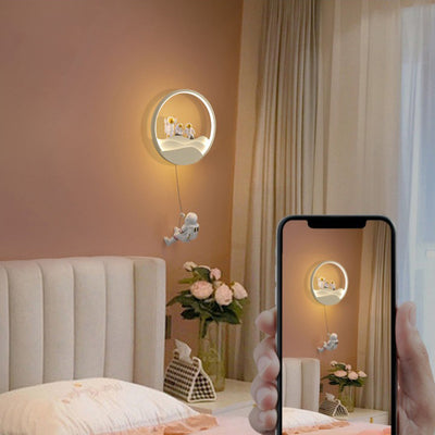 مصباح حائط LED من الألومنيوم والسيليكون والراتنج للأطفال المبدعين المعاصرين بتصميم رائد فضاء مع دوران وخسوف قمري لغرفة النوم 