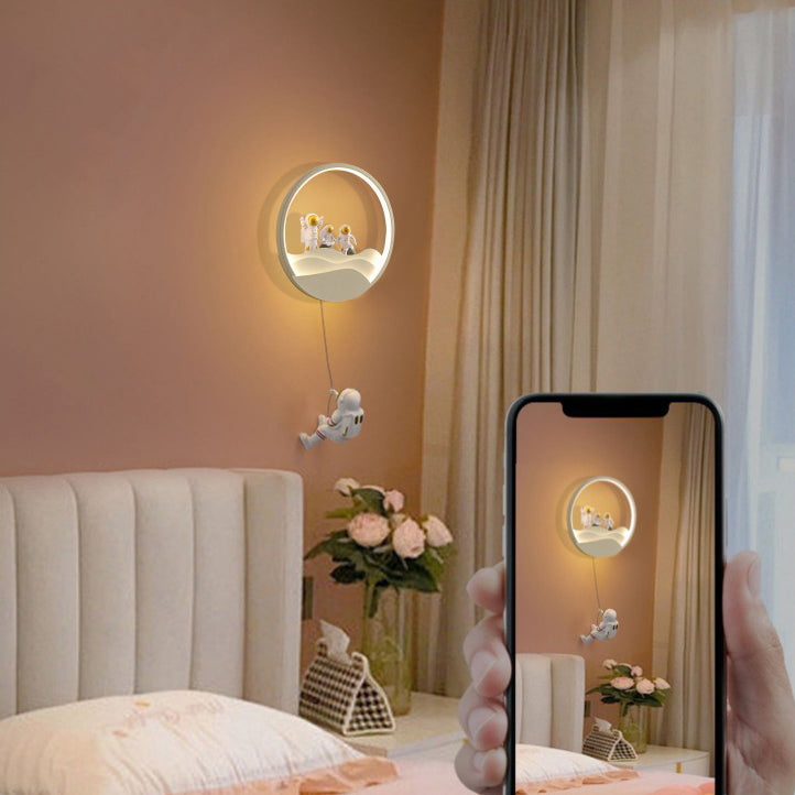 مصباح حائط LED من الألومنيوم والسيليكون والراتنج للأطفال المبدعين المعاصرين بتصميم رائد فضاء مع دوران وخسوف قمري لغرفة النوم 