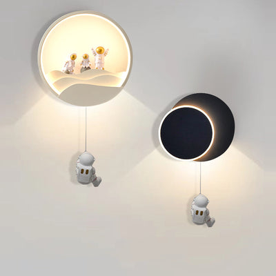 مصباح حائط LED من الألومنيوم والسيليكون والراتنج للأطفال المبدعين المعاصرين بتصميم رائد فضاء مع دوران وخسوف قمري لغرفة النوم 
