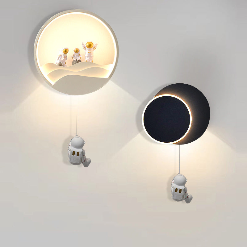 مصباح حائط LED من الألومنيوم والسيليكون والراتنج للأطفال المبدعين المعاصرين بتصميم رائد فضاء مع دوران وخسوف قمري لغرفة النوم 