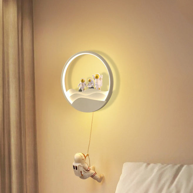 مصباح حائط LED من الألومنيوم والسيليكون والراتنج للأطفال المبدعين المعاصرين بتصميم رائد فضاء مع دوران وخسوف قمري لغرفة النوم 