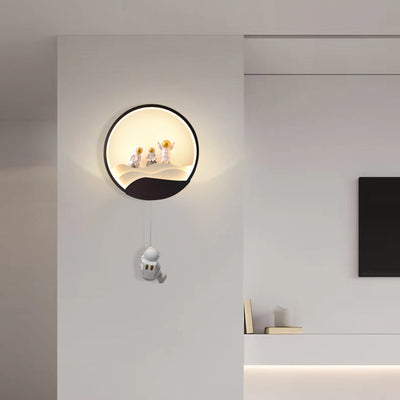 مصباح حائط LED من الألومنيوم والسيليكون والراتنج للأطفال المبدعين المعاصرين بتصميم رائد فضاء مع دوران وخسوف قمري لغرفة النوم 