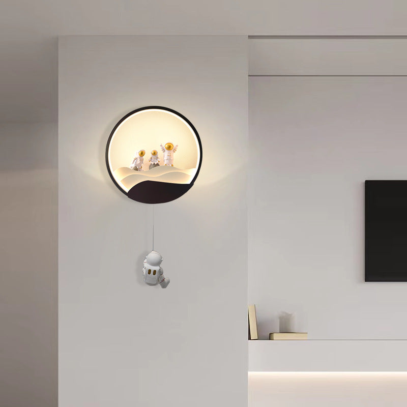 مصباح حائط LED من الألومنيوم والسيليكون والراتنج للأطفال المبدعين المعاصرين بتصميم رائد فضاء مع دوران وخسوف قمري لغرفة النوم 