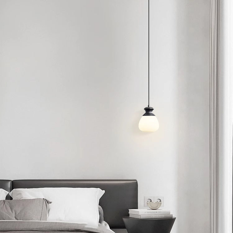 Zeitgenössische nordische Messing-Glasflasche Form 1-Licht Pendelleuchte für das Wohnzimmer 
