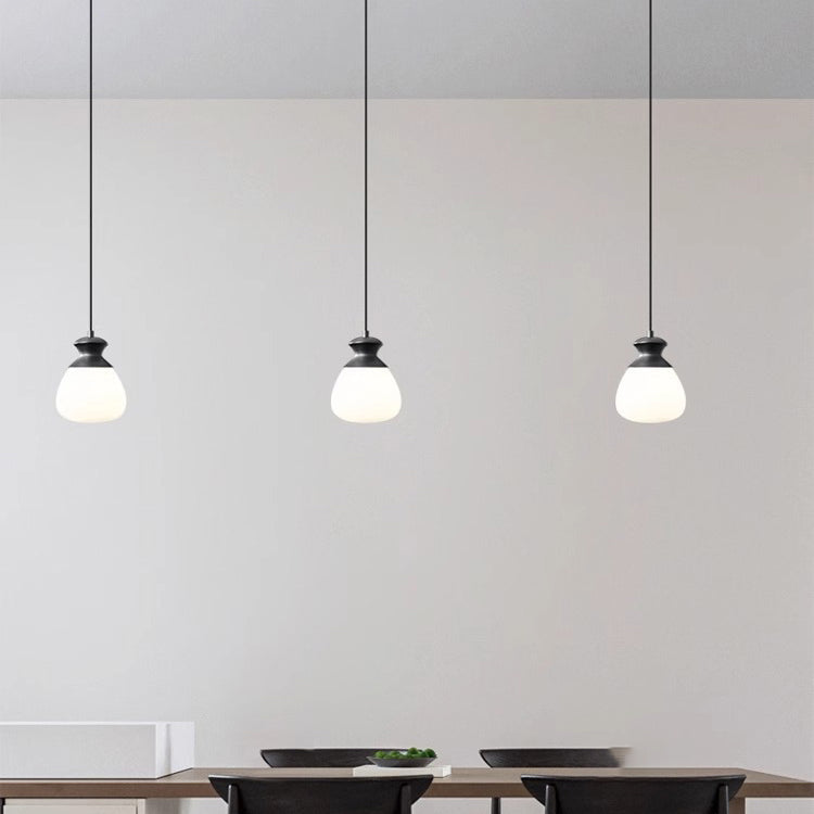 Zeitgenössische nordische Messing-Glasflasche Form 1-Licht Pendelleuchte für das Wohnzimmer 
