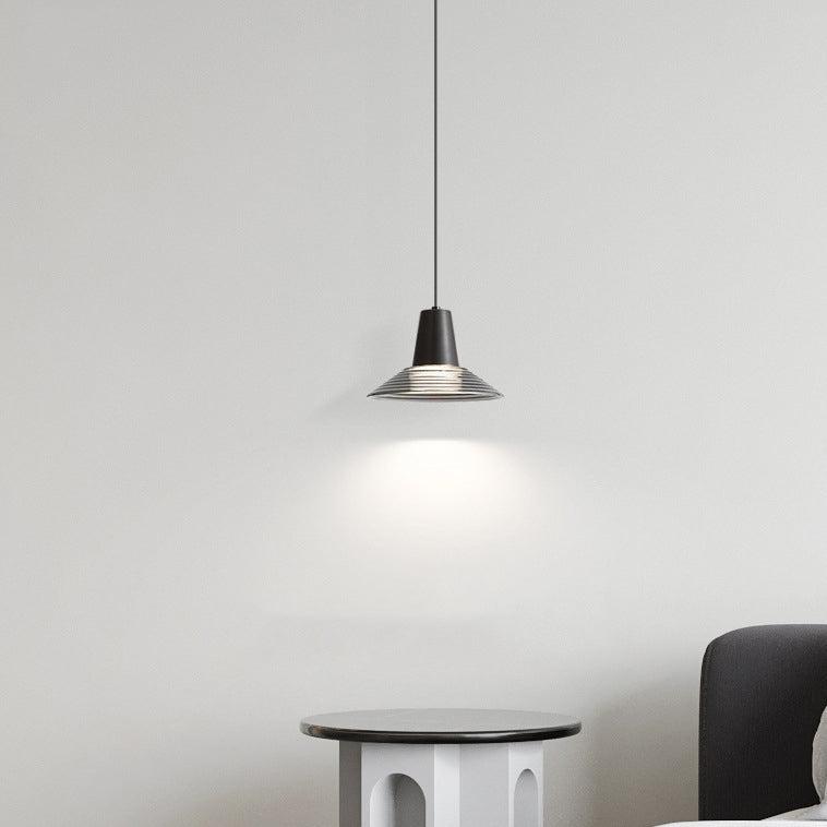 Moderna lámpara colgante de lujo en forma de cono de vidrio y latón con LED para sala de estar 