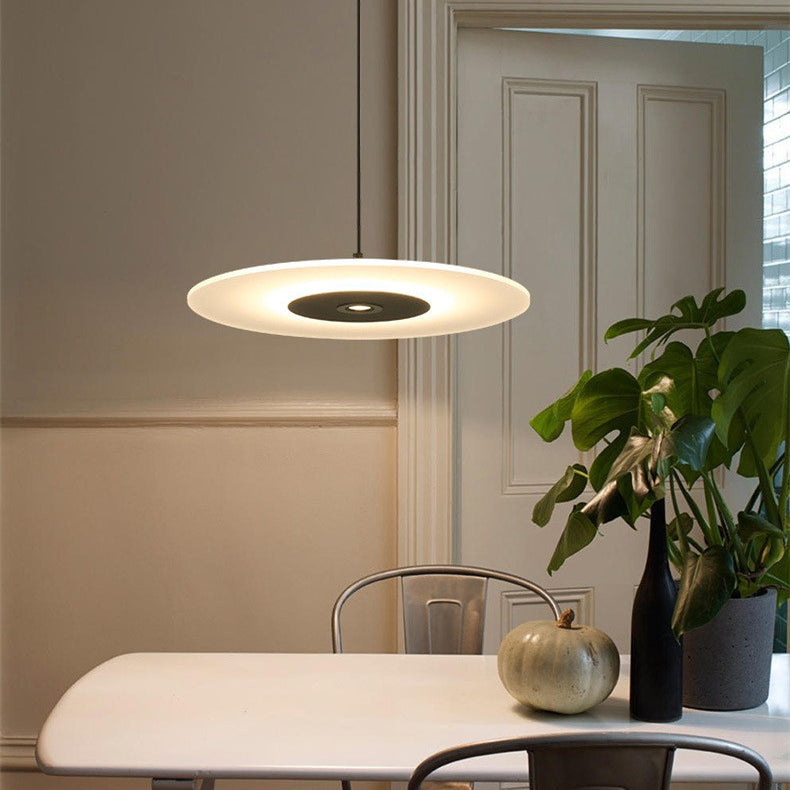 Zeitgenössische nordische runde UFO-Scheibe aus Acryl in Eisenform LED Pendelleuchte für Esszimmer 