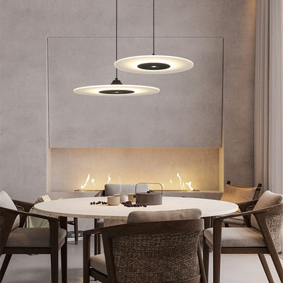 Zeitgenössische nordische runde UFO-Scheibe aus Acryl in Eisenform LED Pendelleuchte für Esszimmer 