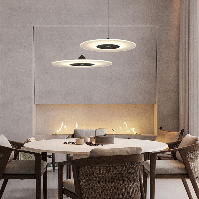 Zeitgenössische nordische runde UFO-Scheibe aus Acryl in Eisenform LED Pendelleuchte für Esszimmer 